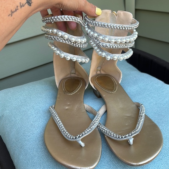 Elegant Silver, Gold, & Pearls Women's Sandals size 10 - Picture 1 of 3